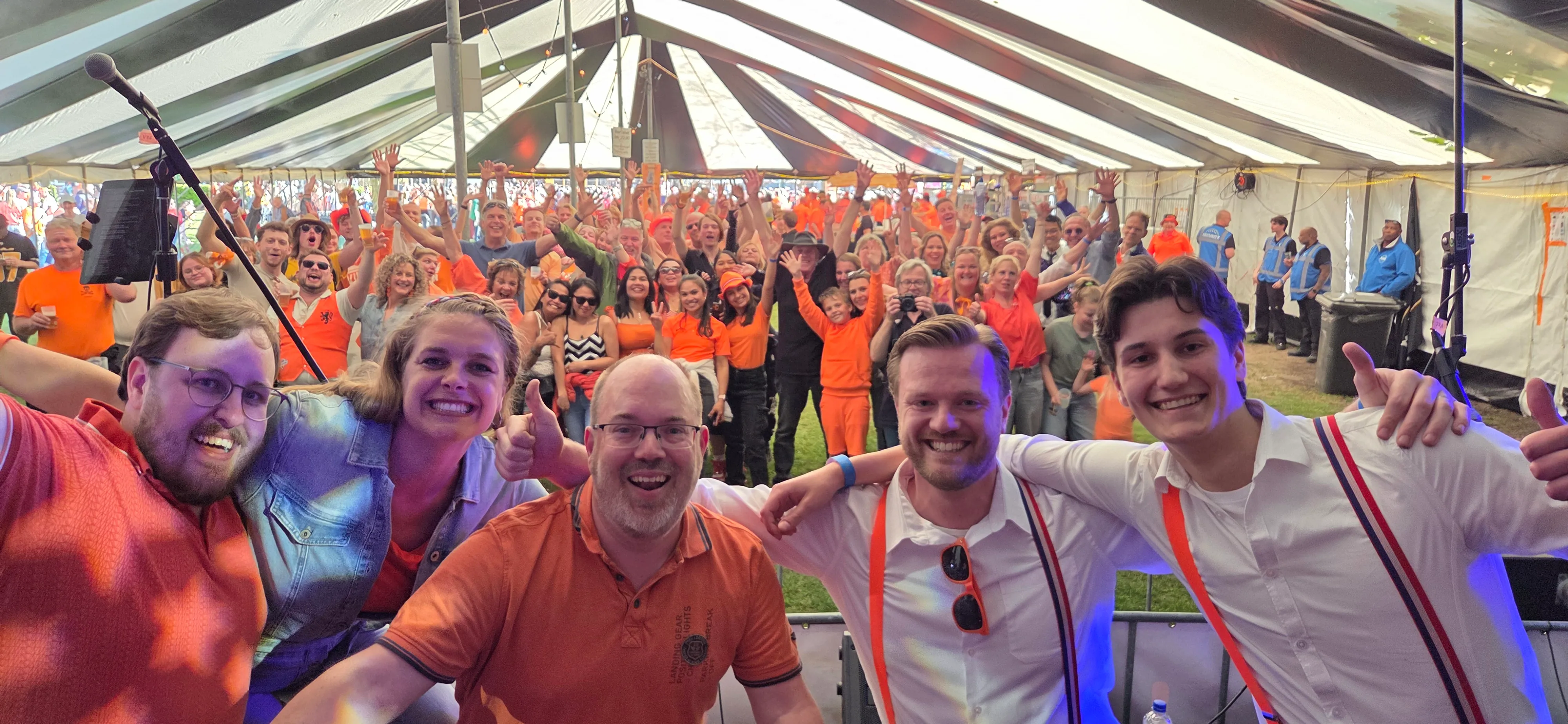 De Heren en de Meester tijdens een optreden op het Oranjebal in Heiloo